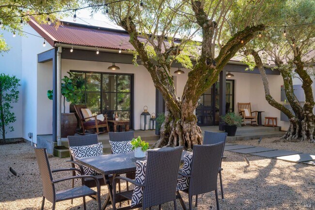 Photo - 1811 Hillview Pl