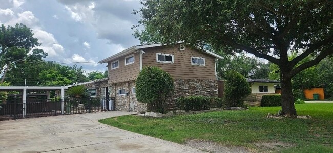 Building Photo - 5927 Moonmist Dr Rental