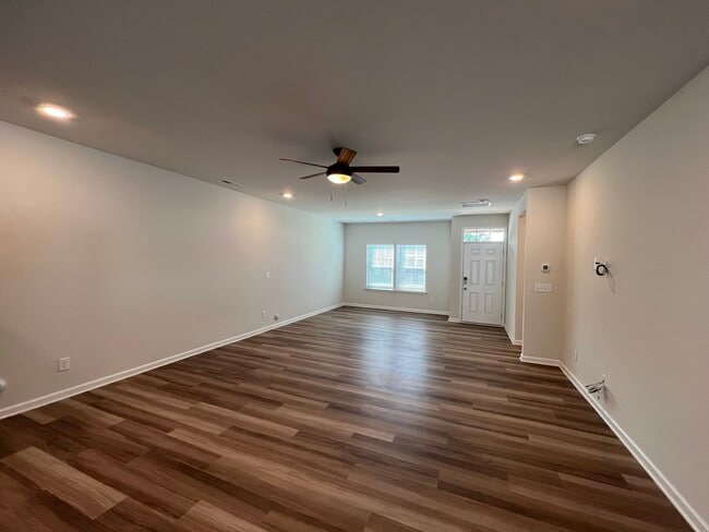 Photo - 208 Sagecroft Ln