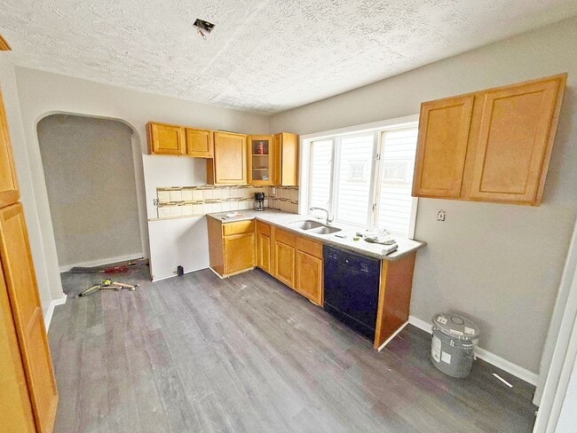 Building Photo - 3 BED 1 BATH BEAUTIFUL SINGLE HOME!