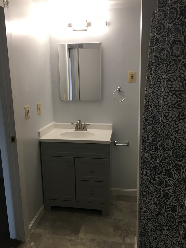 Bath 2 - 2824 Odonnell St