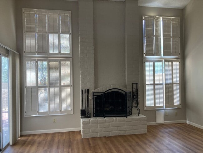 Building Photo - East Side Townhouse