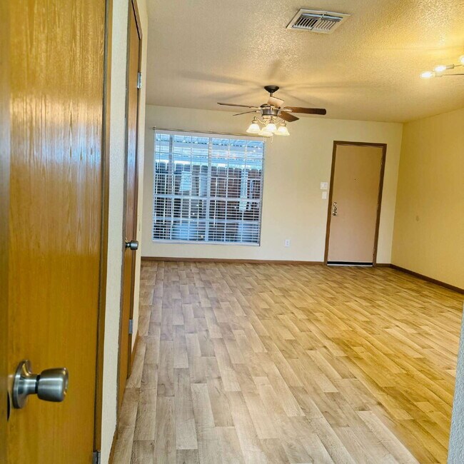 Modern Comfort Awaits: Spacious 2-Bedroom | 2.5-Bathroom Haven with Granite Elegance in Nederland...