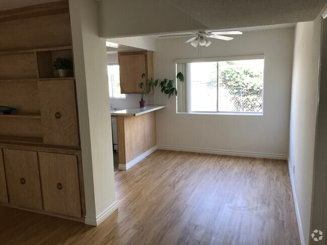 Building Photo - 10701 Moorpark St Rental
