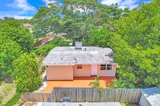 Photo - 2435 Plunkett St