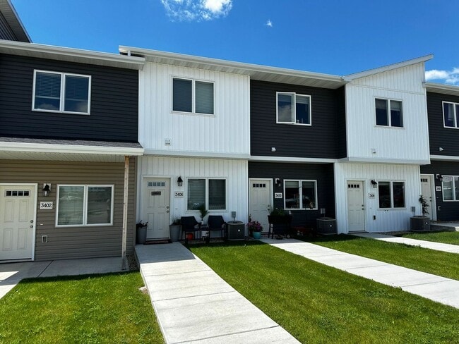 Building Photo - 2-bedroom Townhome near Legacy High School!