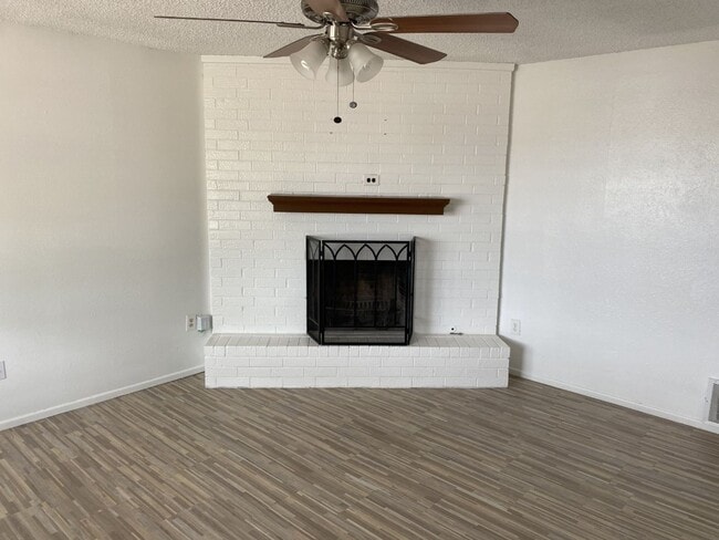 Building Photo - 3 Bedroom 2 Bathroom house in great locati...