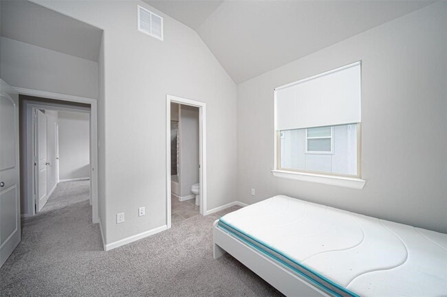 Building Photo - 2011 Royal Landing Dr