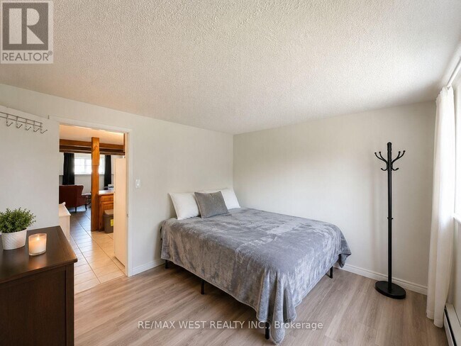 Photo - 1191 Simcoe St S