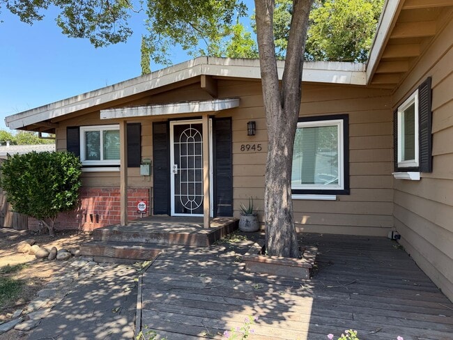 Building Photo - Adorable 3 bedroom 2 bath bungalow in Rosemont