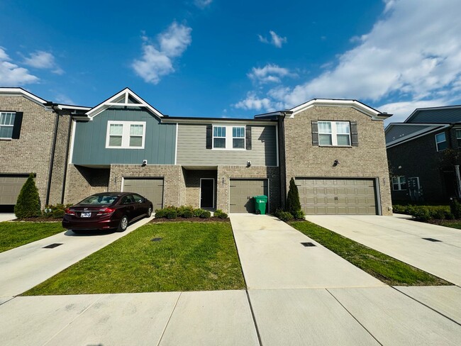 Building Photo - FOR LEASE - 3 bed, 2.5 bath, 1611 sqft tow... Rental