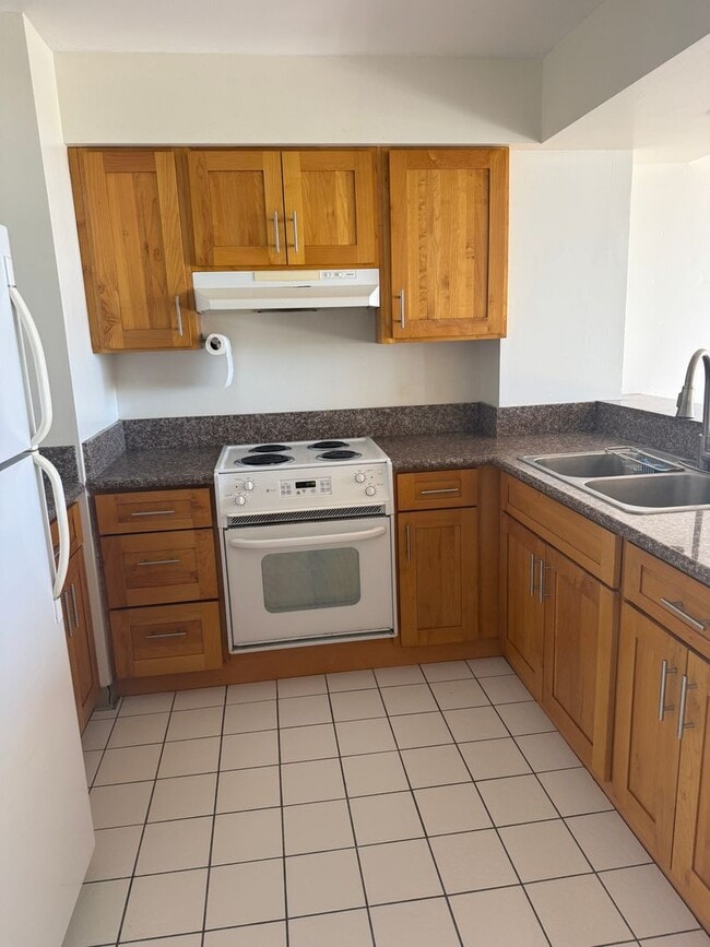 Photo - Makaha Valley Towers