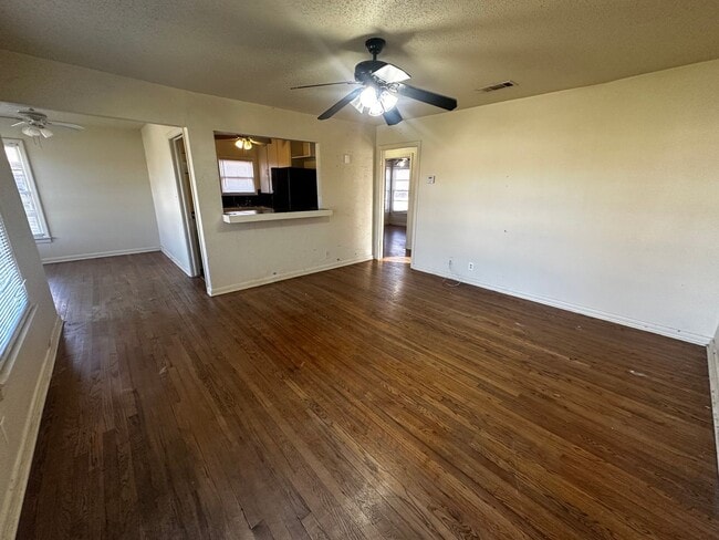 Photo - 3 bedroom 1 bathroom with 1 car garage in 76107