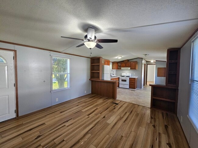 60 Noble Ln
