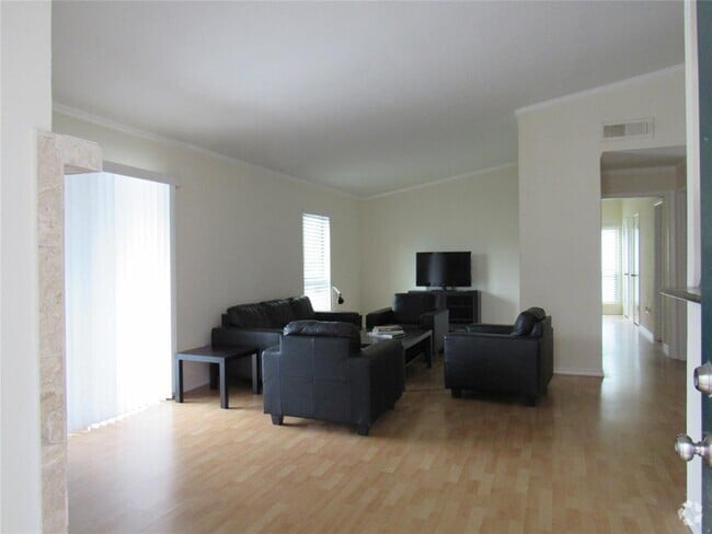 Building Photo - 2425 Augusta Dr Unit 16 Rental