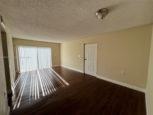 Building Photo - 1129 Lake Victoria Dr Unit J Rental