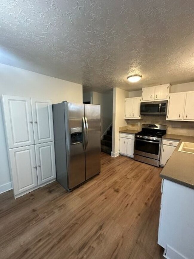 Photo - Fall Special – 3 Weeks FREE Rent on 4 Bed,...