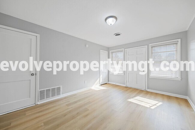 Photo - 995 Avon Rd