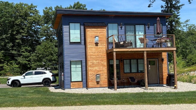 Luxury 2BR Second-Floor Duplex Unit on Picturesque Horse Farm – All Utilities Included!