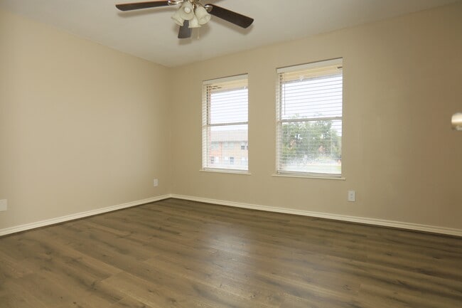 Photo - 418 Garland Dr