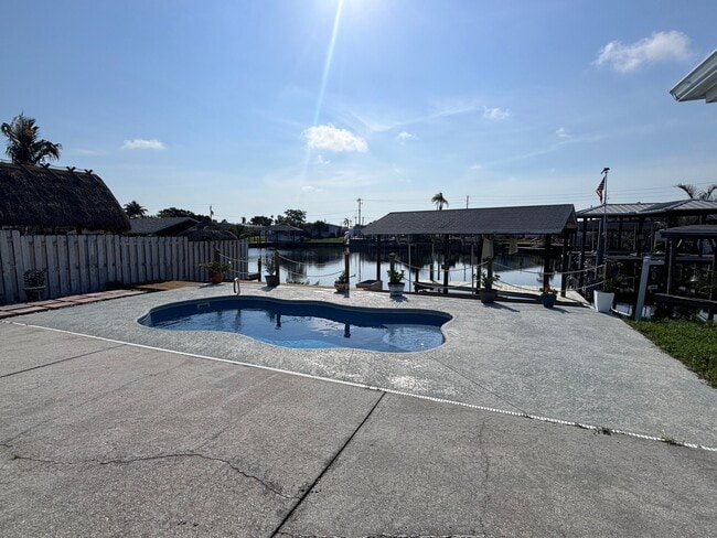 Photo - 1550 Mars St