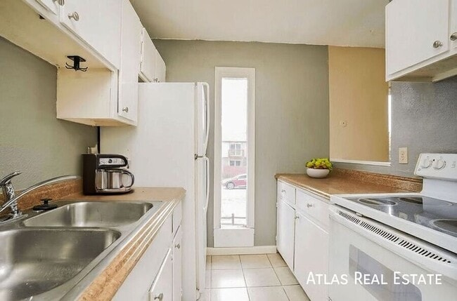 Building Photo - 4245 Loomis Ave Unit 1