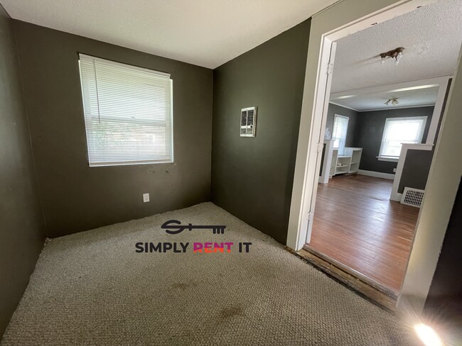 Photo - 3 Bedroom with Hardwood Floors on Campus!