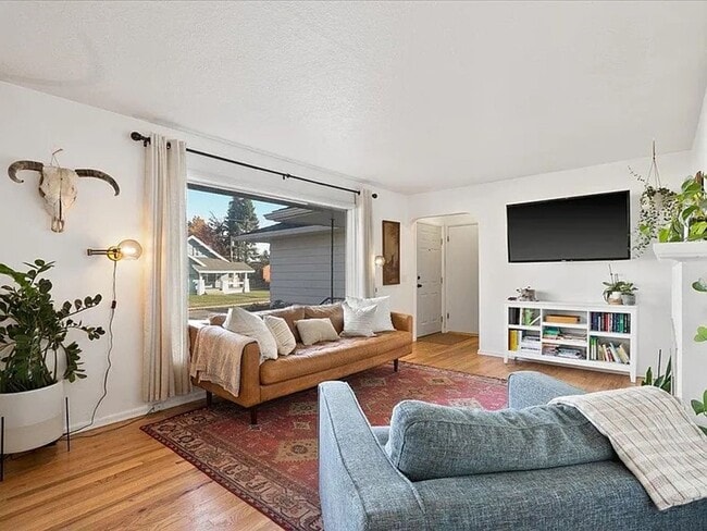 Photo - SPACIOUS 3BD/1BA SOUTH HILL HOME | ATTACHED GARAGE | FENCED YARD | W/D HOOKUPS | AVAIL JULY 1