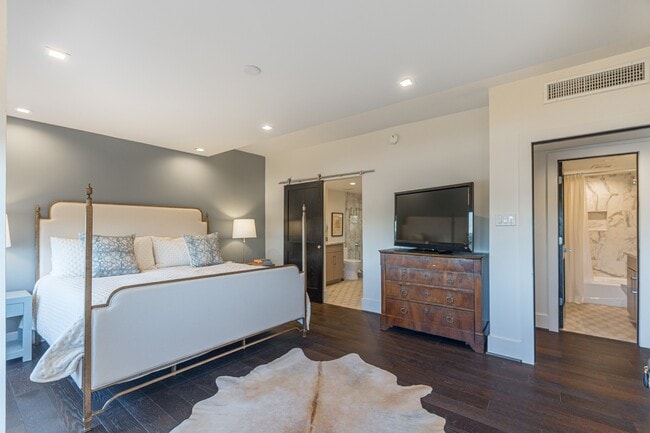 Building Photo - 2701 Westheimer Rd Unit 6F