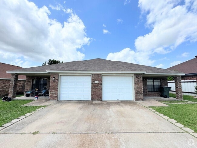 Building Photo - 5000 John David Dr Rental