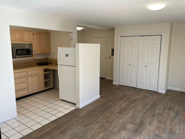 Building Photo - Large Upstairs Studio with Utilities Paid Unit B Rental