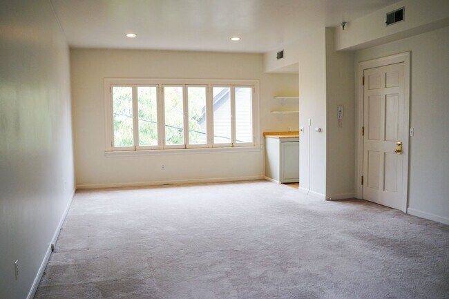 Photo - Spacious Nob Hill Historic Property with a... Unidad 02
