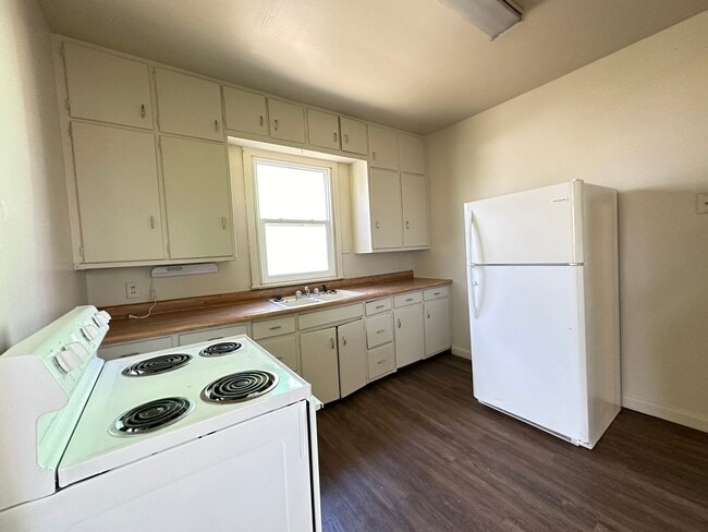 Photo - Spacious 3+ bedroom house $895