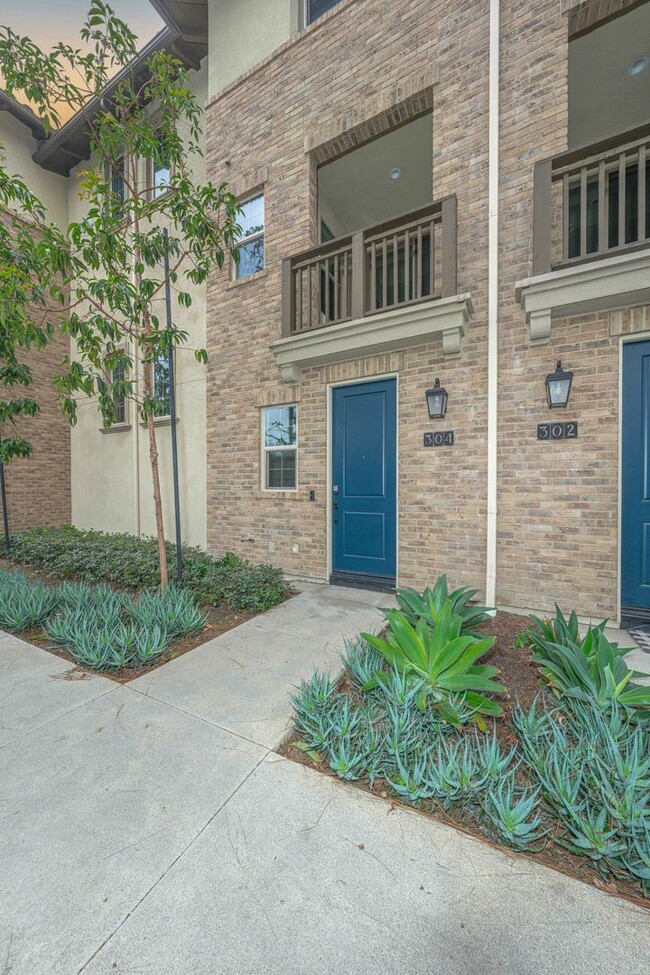 Spacious 2 Bedroom Condo with Attached 2 C... - Spacious 2 Bedroom Condo with Attached 2 C...