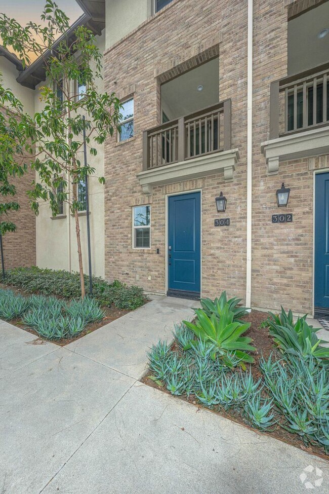 Building Photo - Spacious 2 Bedroom Condo with Attached 2 C...