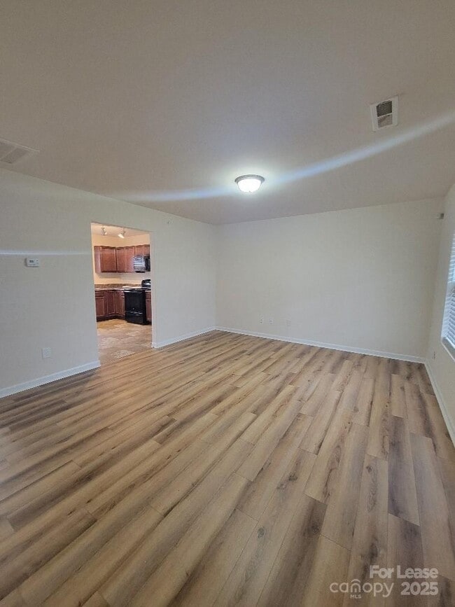 Photo - 5823 Hewitt Dr