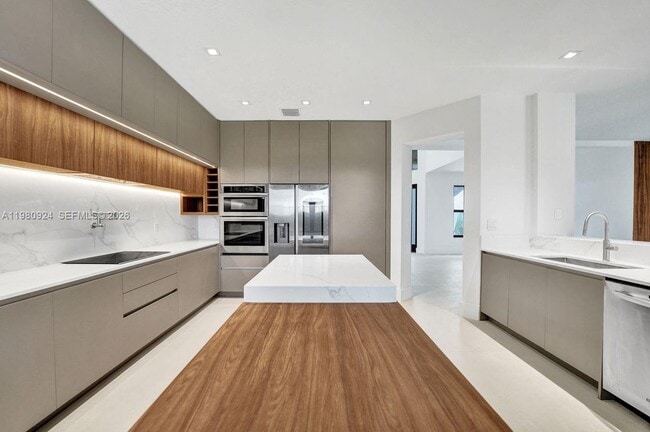 Building Photo - 4100 E Gardenia Ave