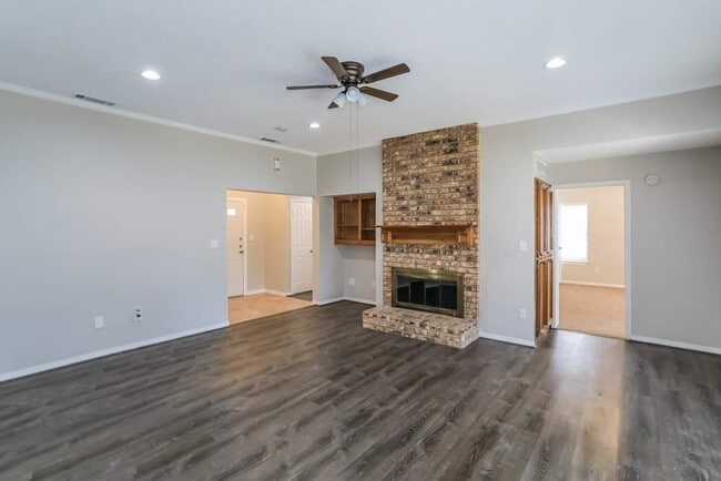Photo - 203 Bowie St