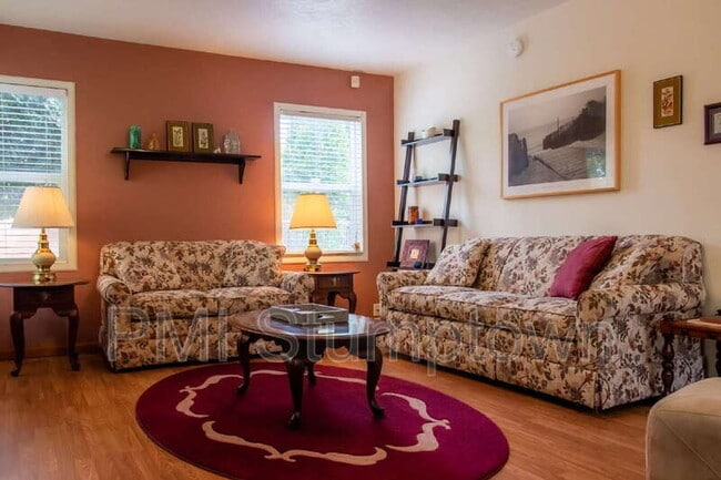 Building Photo - 1666 SE Clatsop St