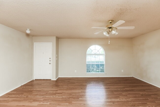 Photo - 617 Sawyer Dr