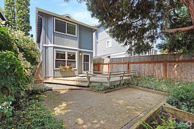 Building Photo - Impeccable Home