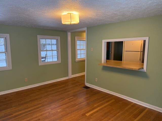 Vista del comedor con paso a la cocina. - 16 Leawood Ave