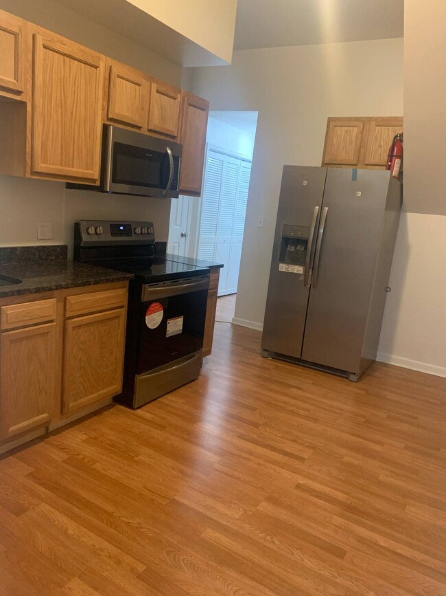 Photo - 912 Newington Ave Apartment
