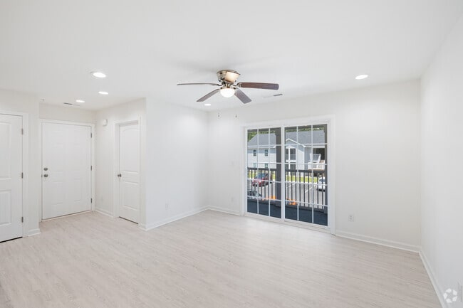 2BR, 2BA - 1,000SF - Living Room - Colonial 171, 175, 179