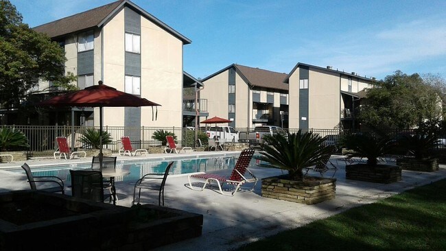 Teakwood Apartments For Rent In Baton Rouge La Forrent Pool Lounge Area Teakwood Apartments