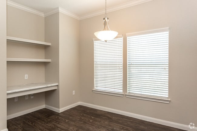 2BR, 1BA - 998SF Built-In Desk and Workspace