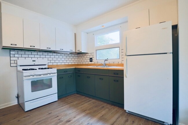 Photo - 423 Lawrence Ave