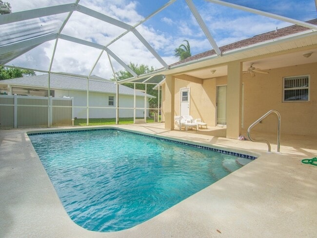 Photo - 962 Montrose Ave