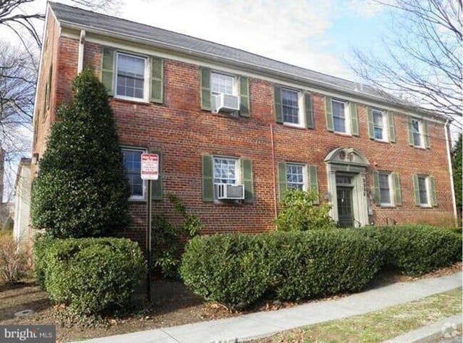 Building Photo - Updated and extremely well-maintained Rock... Unit 101 Rental