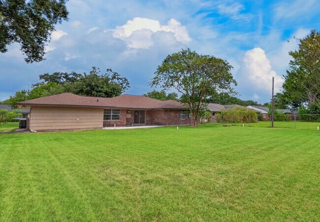 5027 Creekbend Dr